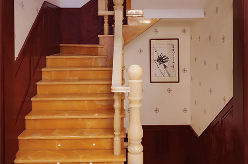 贞丰中式别墅室内汉白玉石楼梯的定制安装装饰效果